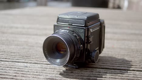 vintage mamiya rb67 cámara de película analógica en ámsterdam, los países bajos