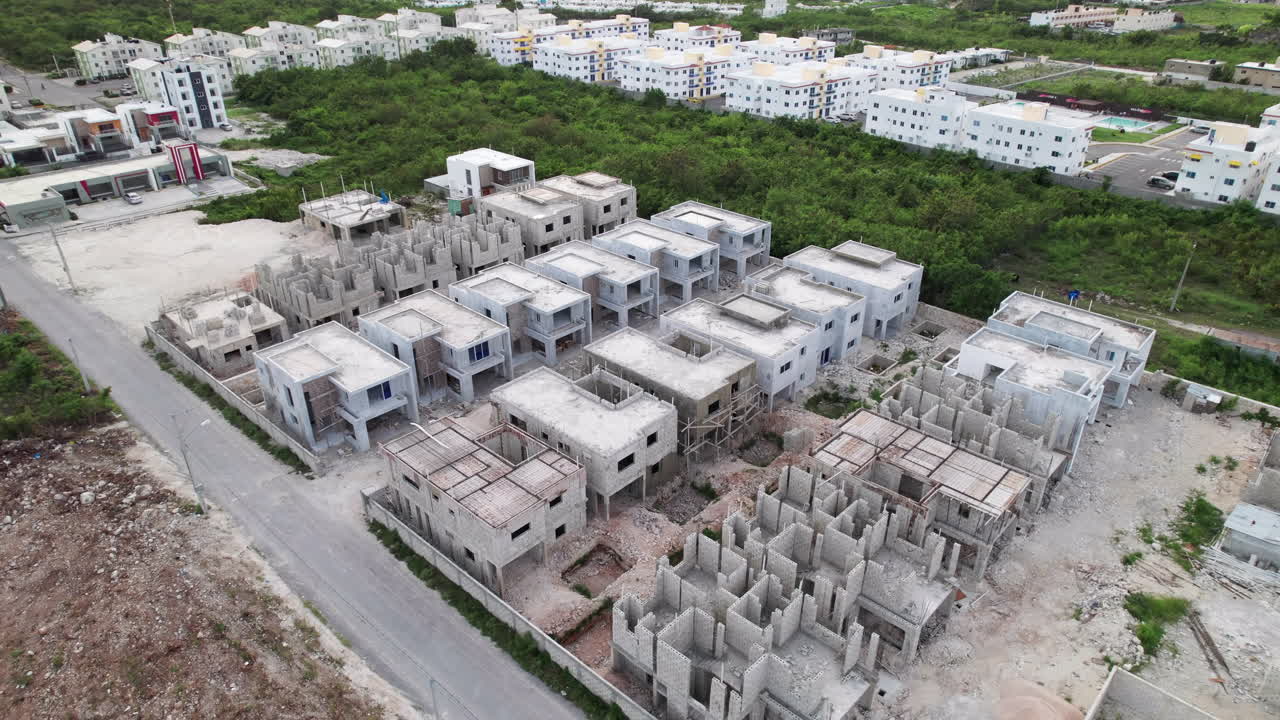 vista aérea sobre el desarrollo de nueva construcción de condominios mar de plata en punta cana