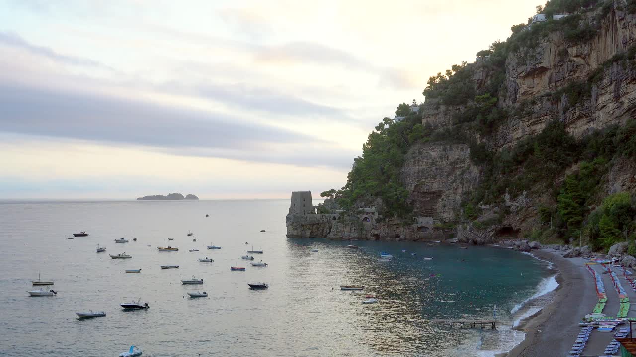 yates flotando en el puerto frente a la costa de positano, italia, lapso de tiempo durante el día