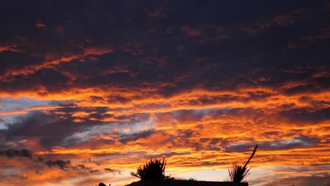 nubes tropicales de tormenta épica al atardecer