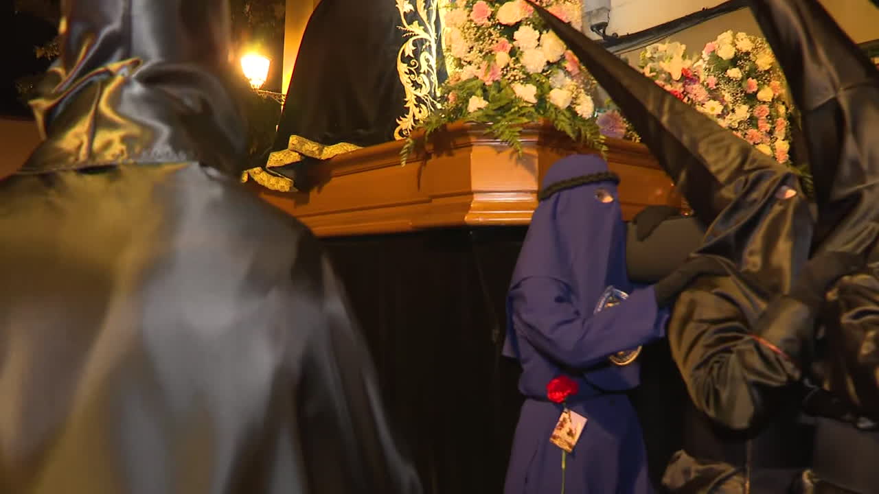 procesión religiosa en la noche