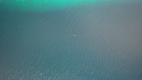 el archipiélago de los rocas con aguas vibrantes de color turquesa, playas de arena blanca y escasa vegetación, vista aérea