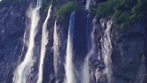 Una-Vista-Impresionante-De-Las-Cascadas-De-Las-Siete-Hermanas-En-El-Fiordo-De-Geiranger,-Noruega