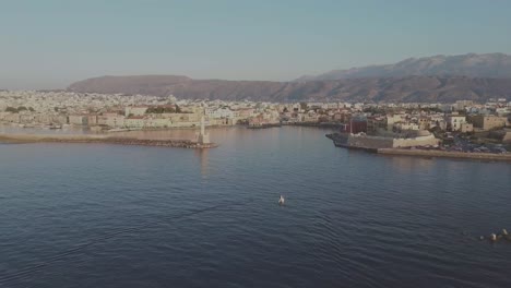 Chania-Alter-Hafen-Leuchtturm-Sonnenuntergang-Luftaufnahme-Drohne-Herauszoomen