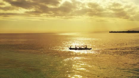 Goldene-Stunde-Auf-Wunderschöner-Meereslandschaft-Mit-Hellem-Himmel-über-Dem-Meer,-Boot-Segelt-über-Ruhiges,-Klares-Wasser-Und-Verlässt-Die-Küste-In-Richtung-Tropischer-Insel