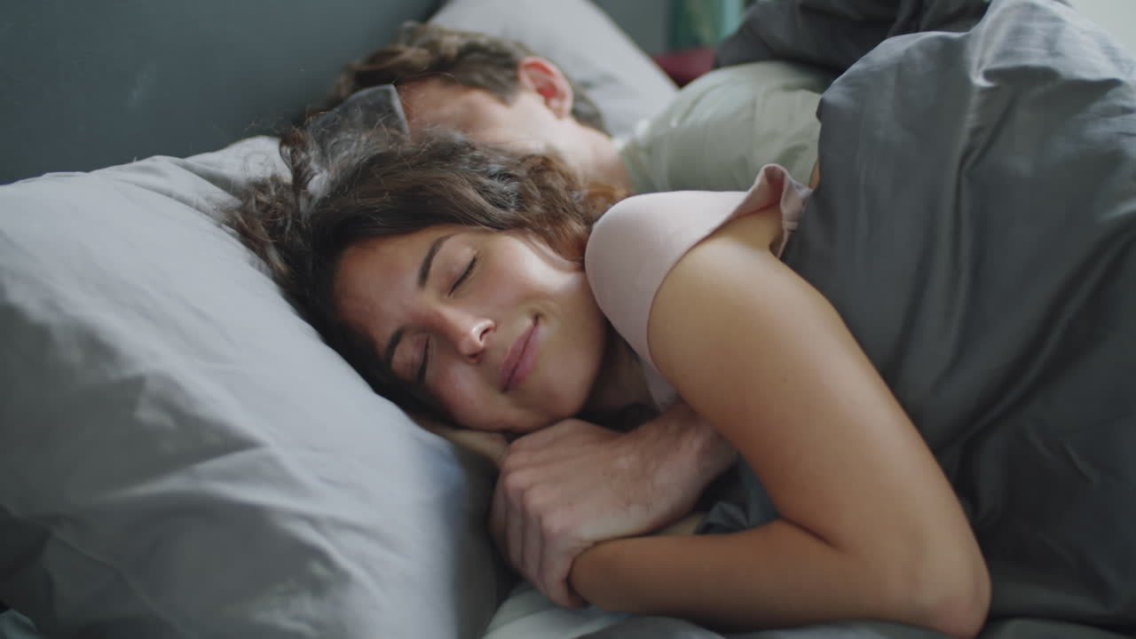 Pareja durmiendo en la cama