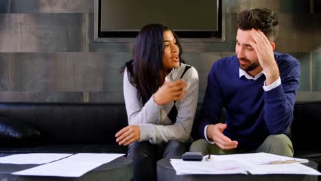 casal a discutir um acordo no escritório 4k.