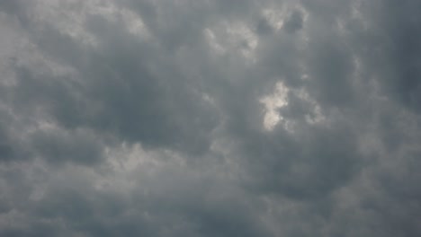 Mirando-Hacia-Arriba,-Hacia-Las-Nubes-Oscuras-Y-Espesas-Que-Se-Avecinan-Antes-De-La-Tormenta