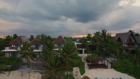 Disparo-De-Drones-Saliendo-De-Un-Centro-Turístico-En-México-Para-Revelar-La-Playa-Y-El-Océano-Durante-Una-Tormenta-De-Viento