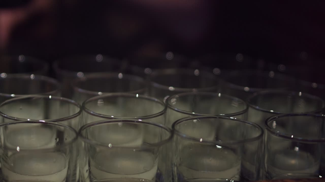 바에서 칵테일을 준비하는 바텐더