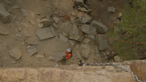 un grimpeur au fond de la falaise