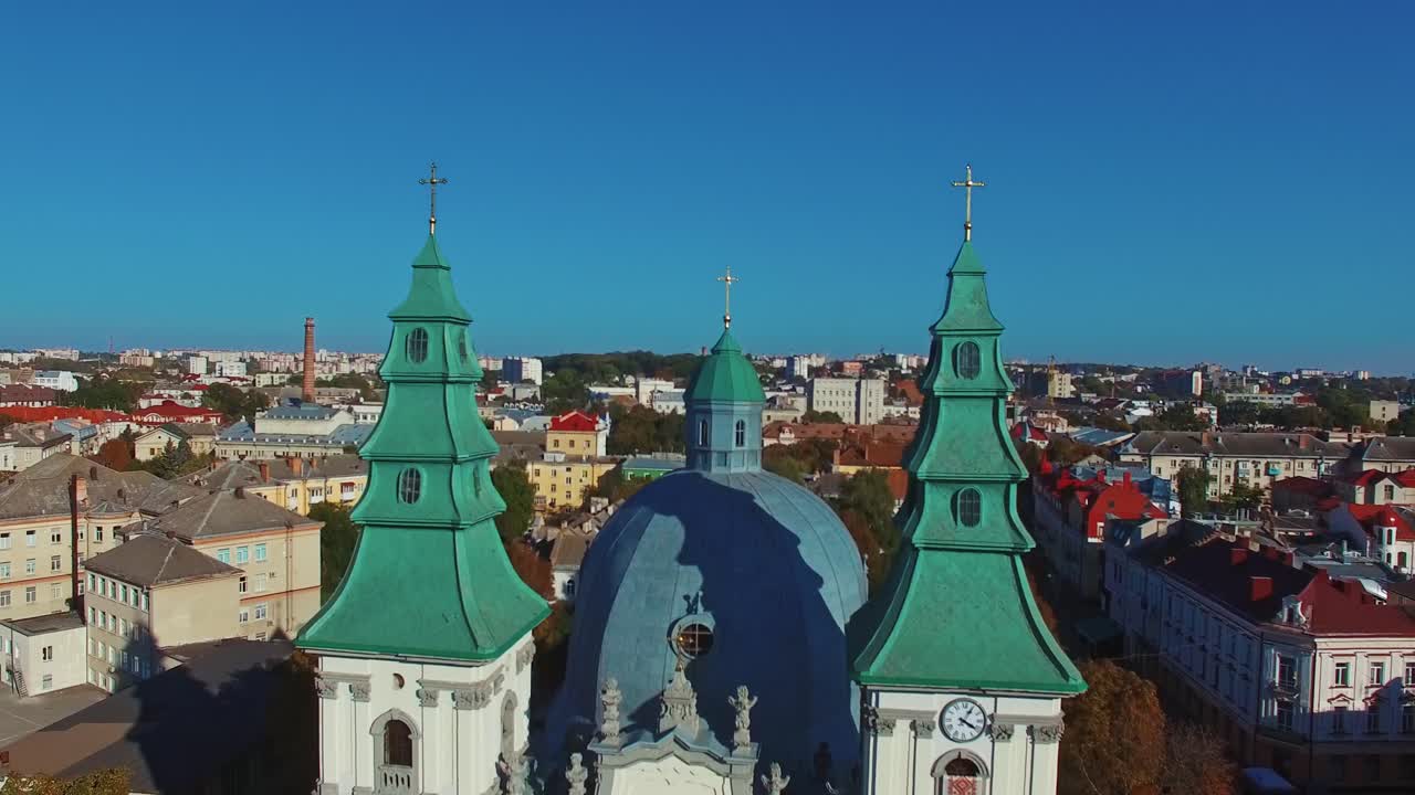 Vista aerea di una Cattedrale. Veduta aerea con drone della facciata di una chiesa in città.