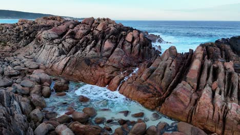 Ocean-Rockpool-A-Lo-Largo-De-La-Costa-Del-Río-Margaret-En-Australia-Occidental-Al-Amanecer-Sin-Gente-Alrededor