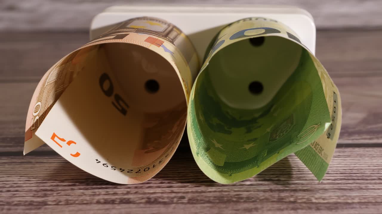 un primer plano de dinero y un concepto de precios de electricidad altos.