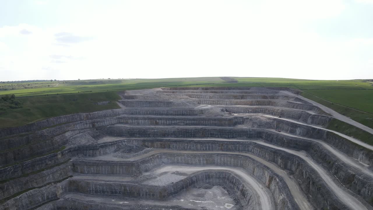 vuelo de un avión no tripulado sobre las obras de cemento de breedon hope en el parque nacional del distrito peak dando una vista de la cantera de piedra