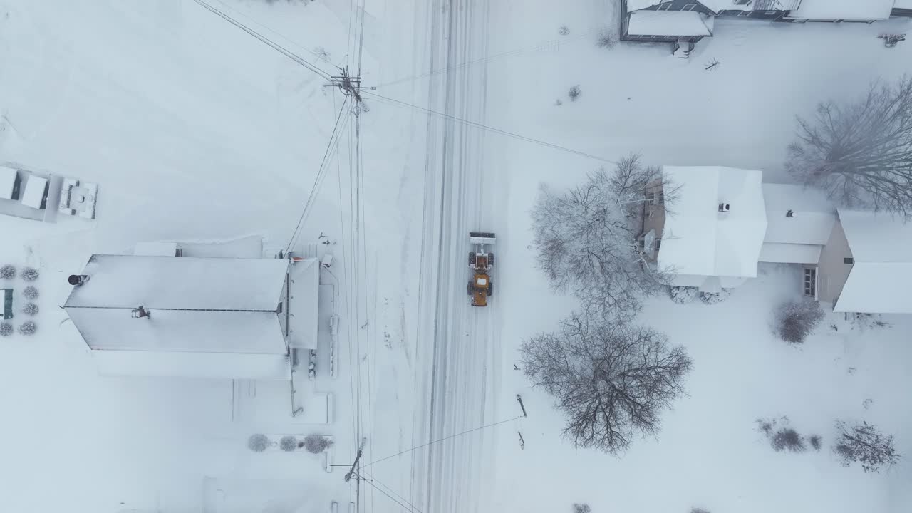 몬슨 타운을 통과하는 제설차 청소 도로