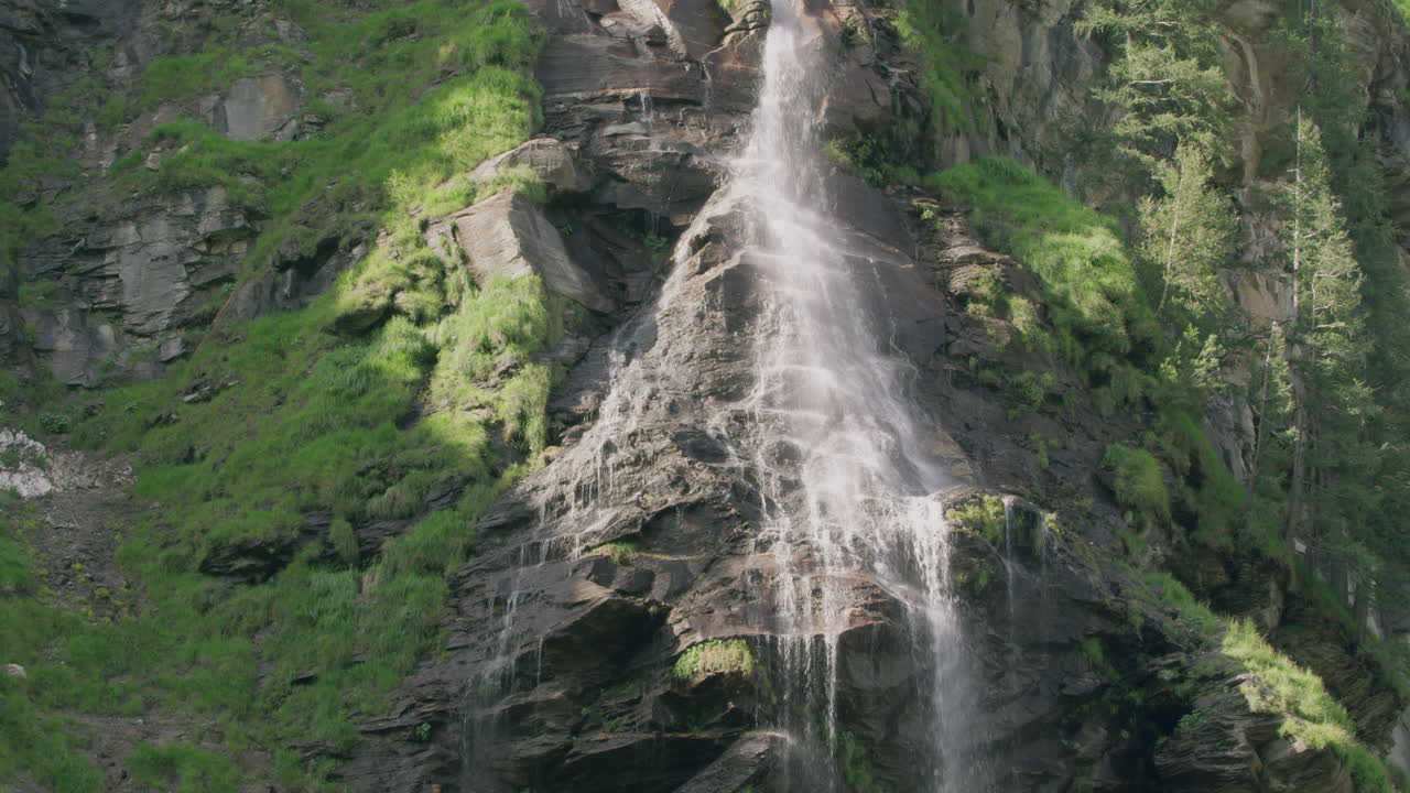 hermoso río corriendo por una roca de montaña en un día soleado