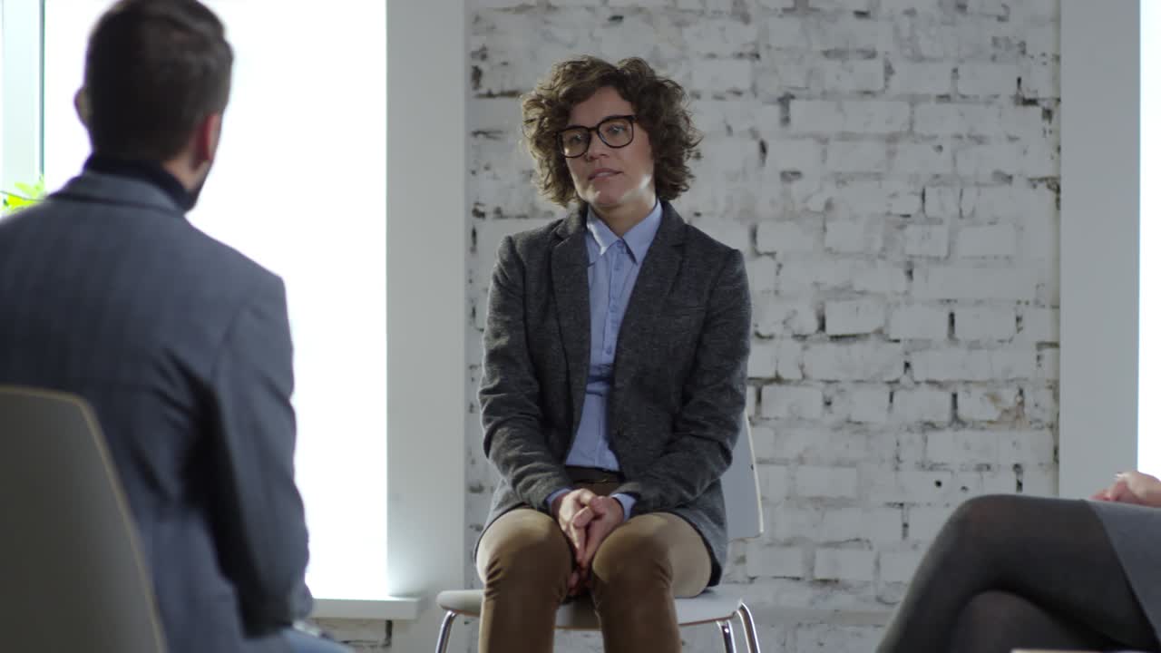 paciente femenina en la reunión del grupo de apoyo