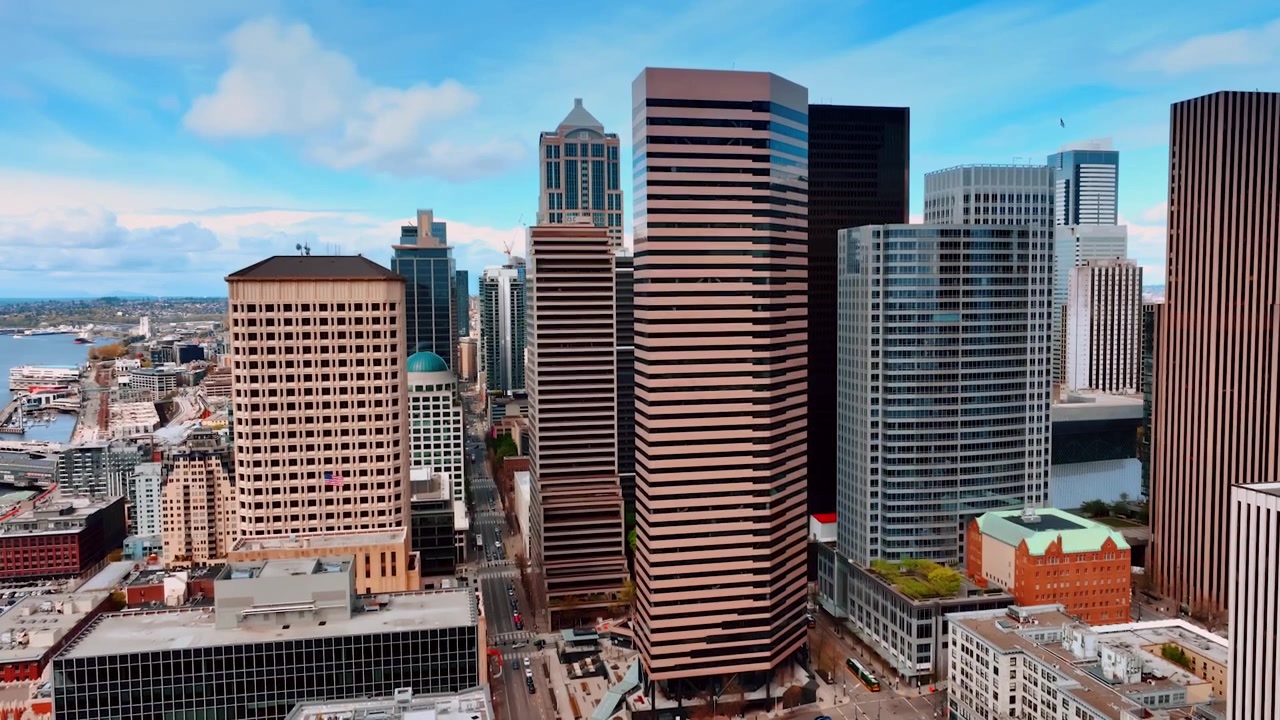 Design moderno degli edifici nel centro di Seattle, Washington, USA. Splendida vista aerea della città moderna.