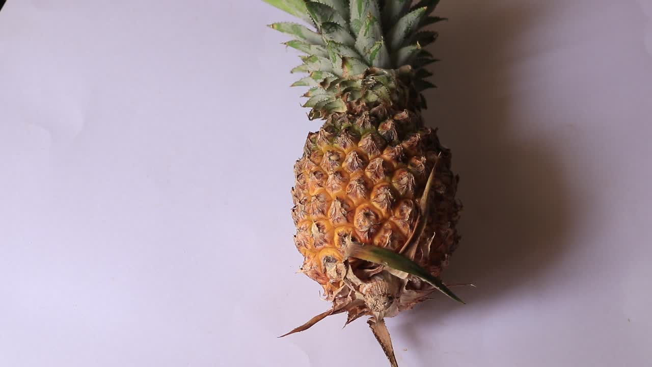 una piña entera contra un fondo blanco