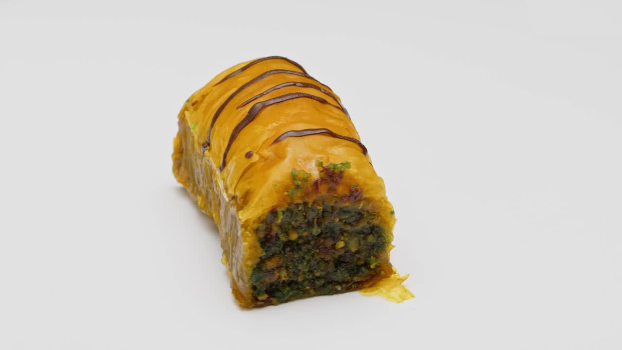 postre de baklava en un fondo blanco rotativo aislado