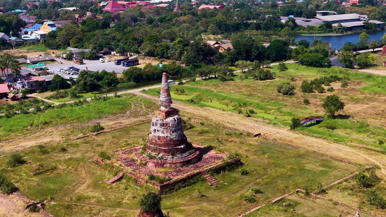 Kho video quay cảnh một tháp chedi bằng gạch chịu phong hóa trong cảnh quan công viên khảo cổ Ayutthaya lịch sử