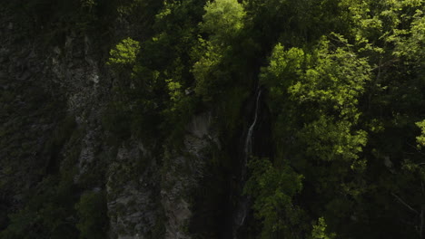 Paisaje-Pintoresco-De-Cascada-Empinada-Con-Follaje-En-El-Acantilado-En-El-Parque-Borjomi,-Georgia