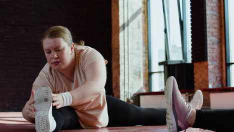 mujer estirándose en el interior