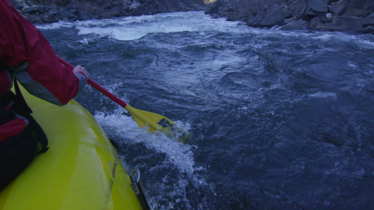 vista sobre el hombro de una viga remando por un cañón peligroso