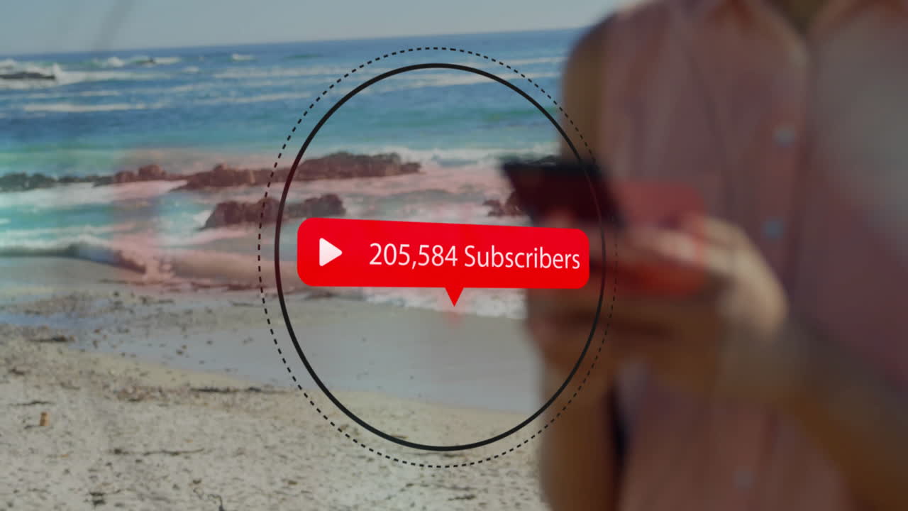 해변에서 스마트폰을 사용하는 두 인종 여성에 대한 가입자 수가 증가하는 애니메이션