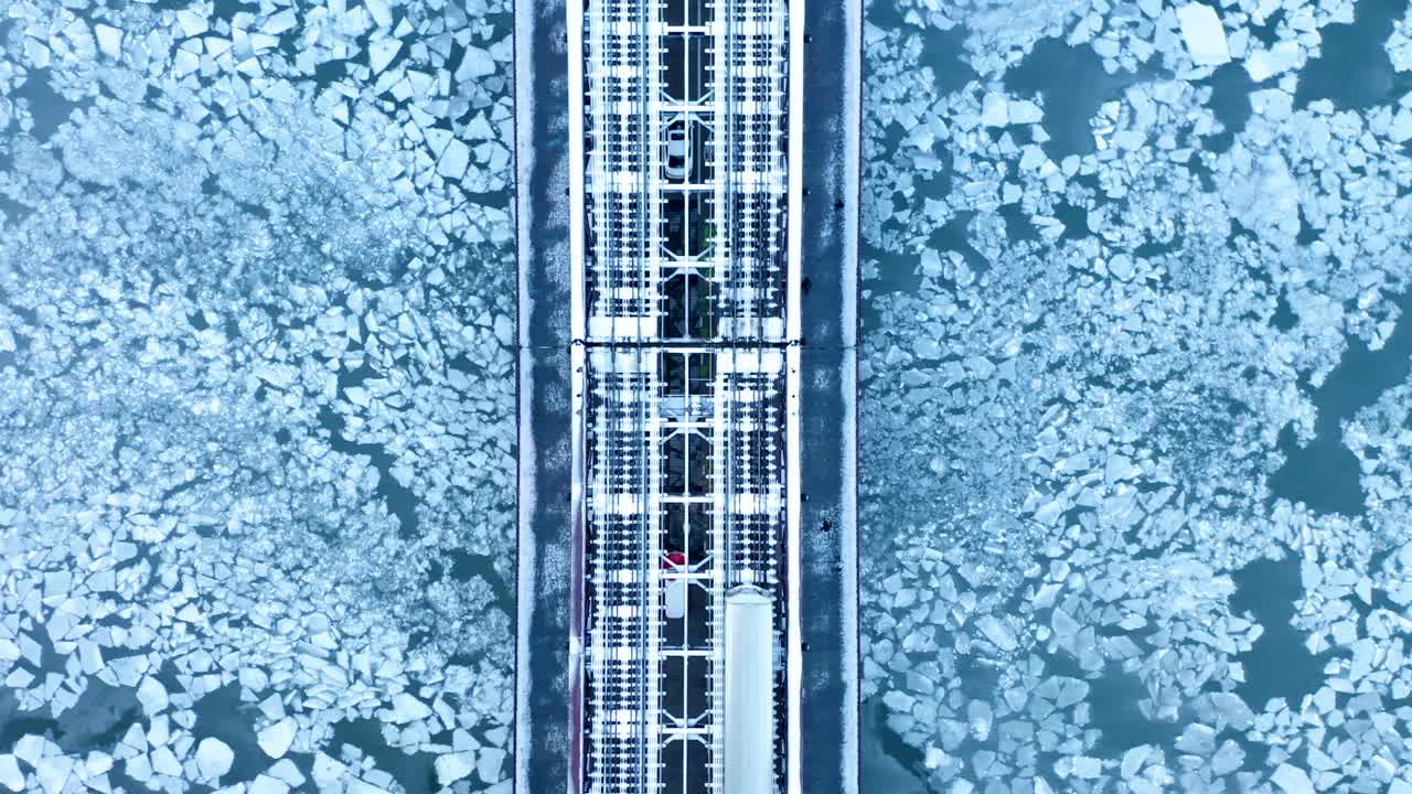 2019년 극 소용돌이 동안 얼어붙은 시카고 강의 공중 영상