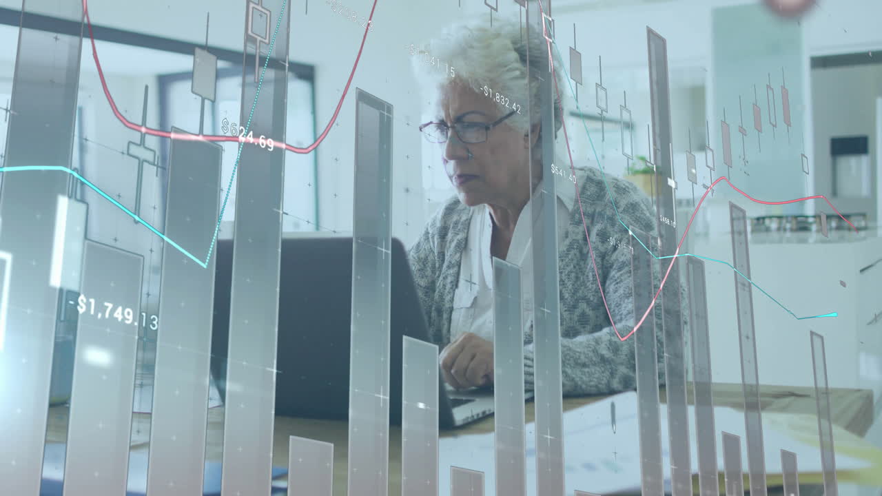 Animazione di elaborazione di dati finanziari su una donna afroamericana anziana che usa un laptop