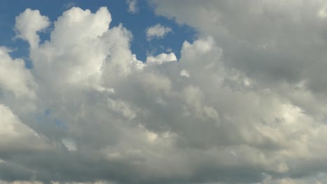 lapso de tiempo de una gruesa capa de nubes blancas