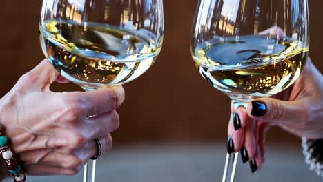 saludos con vino blanco
