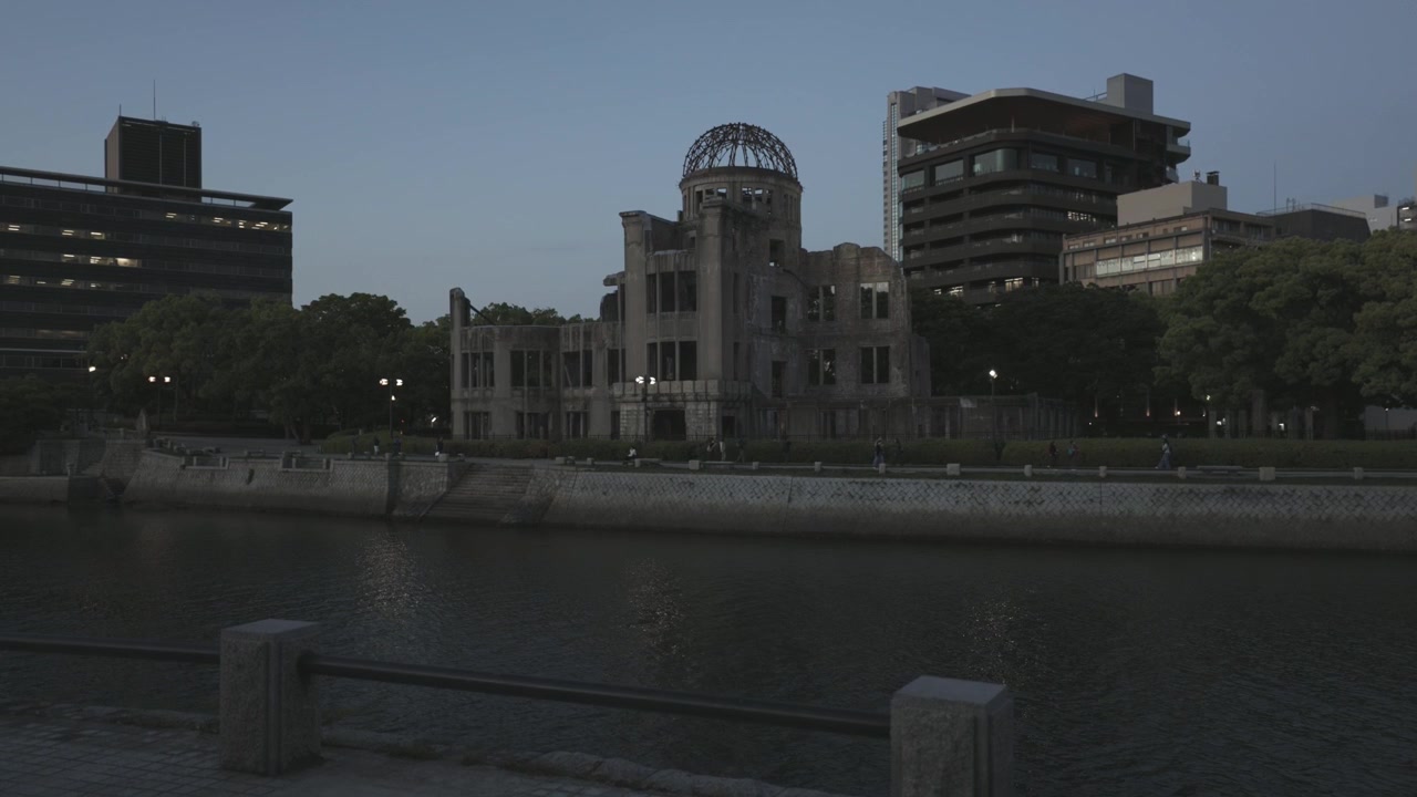 Vista della Cupola della bomba atomica dall'altra parte del fiume di sera, Hiroshima