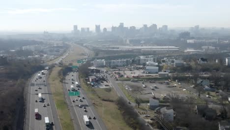 Vista-Panorámica-Del-Horizonte-De-Nashville,-Tennessee,-Con-Tráfico-Estable-En-La-Autopista