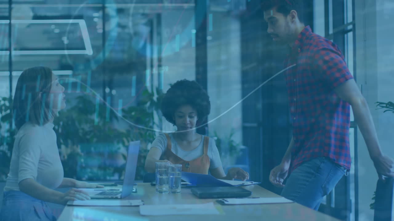 animación del procesamiento de datos financieros sobre diversas personas de negocios en la oficina