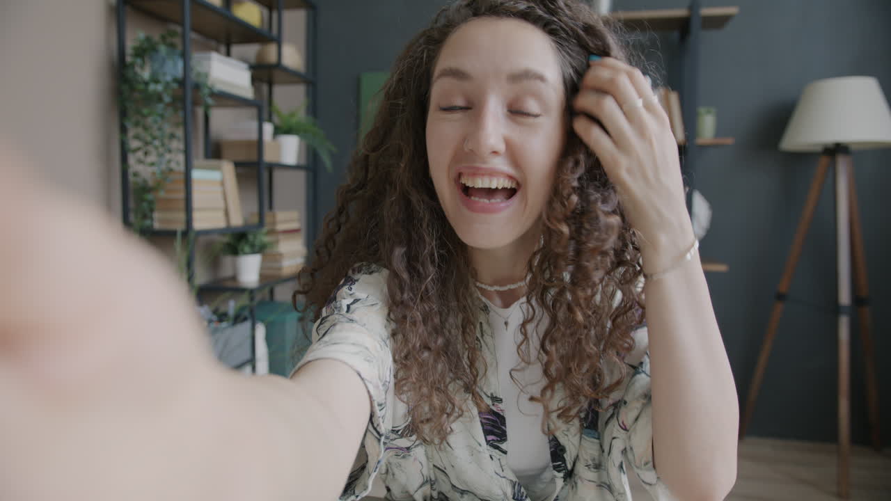 mujer haciendo una llamada de video en casa