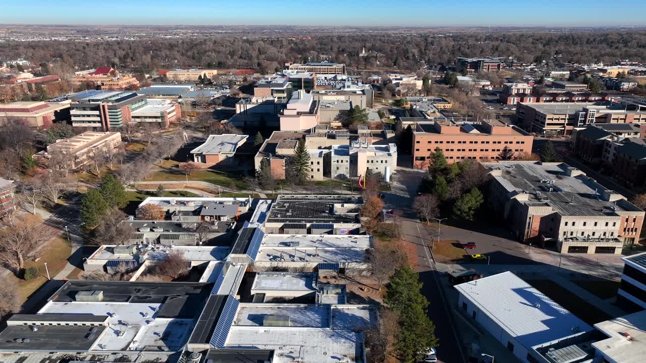 vista aérea de drones del campus de la universidad estatal de colorado con dormitorios estudiantiles y laboratorios de investigación en fort collins, colorado, estados unidos