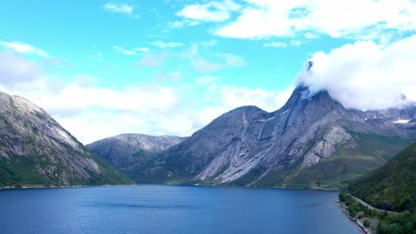 montaña cubierta de nubes de stetinden en stefjord en nordlandia, noruega