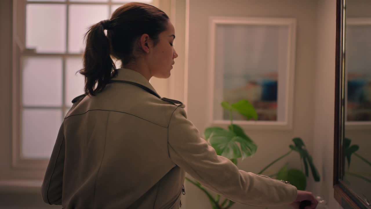 십대 소녀가 준비하고 거울을 보며 메이크업을 하고 주말에 나갈 준비를 하고 있습니다.