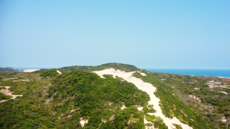 Paisaje-Escénico-De-Dunas-De-Arena-Blanca-En-La-Costa-De-La-Provincia-De-Binh-Thuan,-Vietnam,-Antena