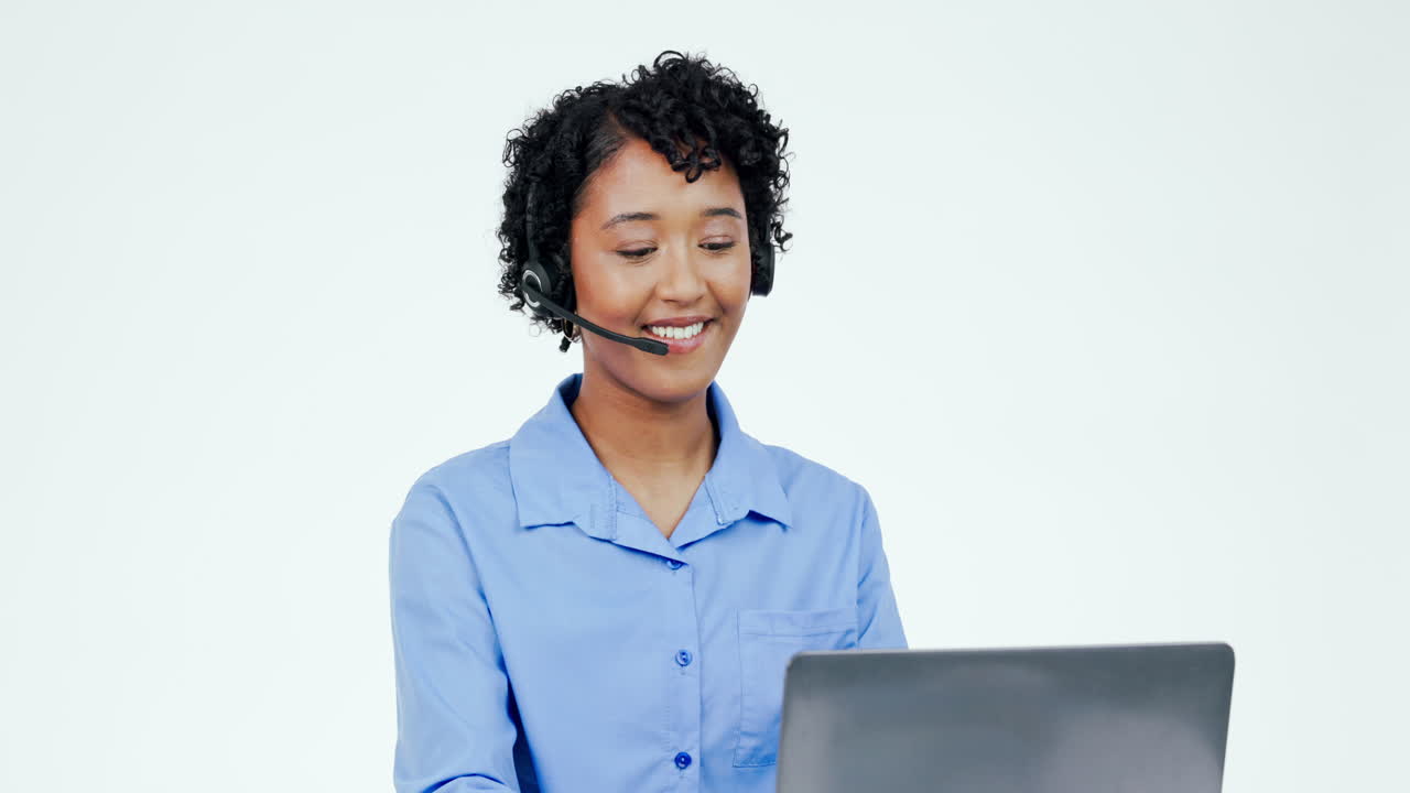 Donna, laptop e comunicazione per consulenza