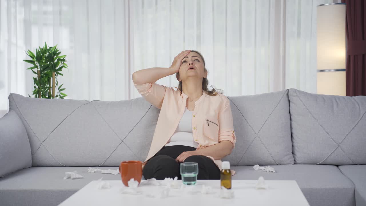 고열을  ⁇ 고 있는 아픈 여자.