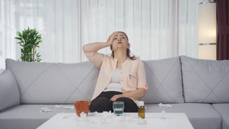 mujer enferma con fiebre alta.