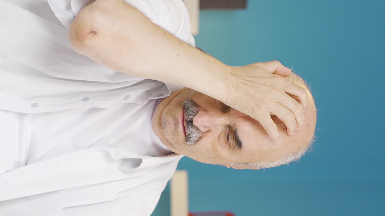 vídeo vertical de un anciano con inconsciencia.