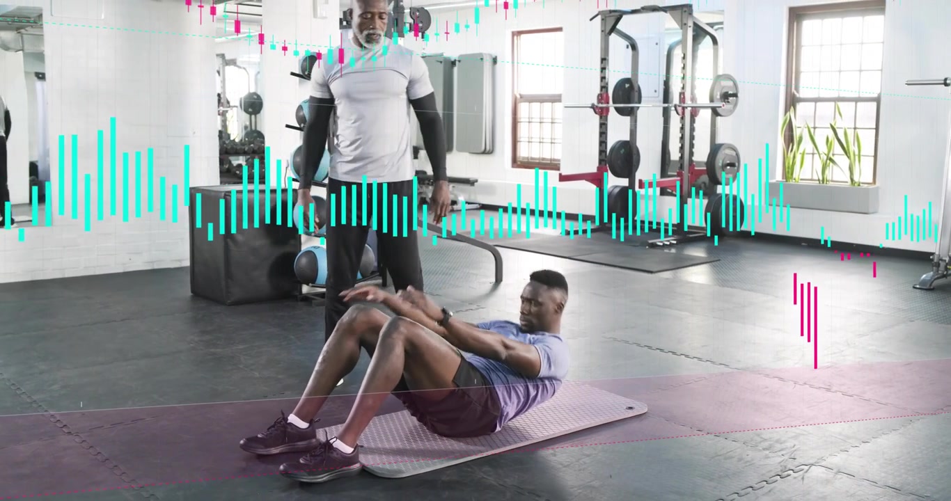 Mandlig klient ruller, trækker sammen og laver mavebøjninger på måtte i fitnesscenter, mens træner giver anvisninger, og bølgeform guider core-gentagelser.