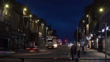 4k-Stilisierter-Zeitraffer-Einer-Belebten-Straßenkreuzung-In-Der-Abenddämmerung-In-Edinburgh-In-Schottland-Im-Vereinigten-Königreich-Mit-Vorbeifahrenden-Autos-Und-Passanten