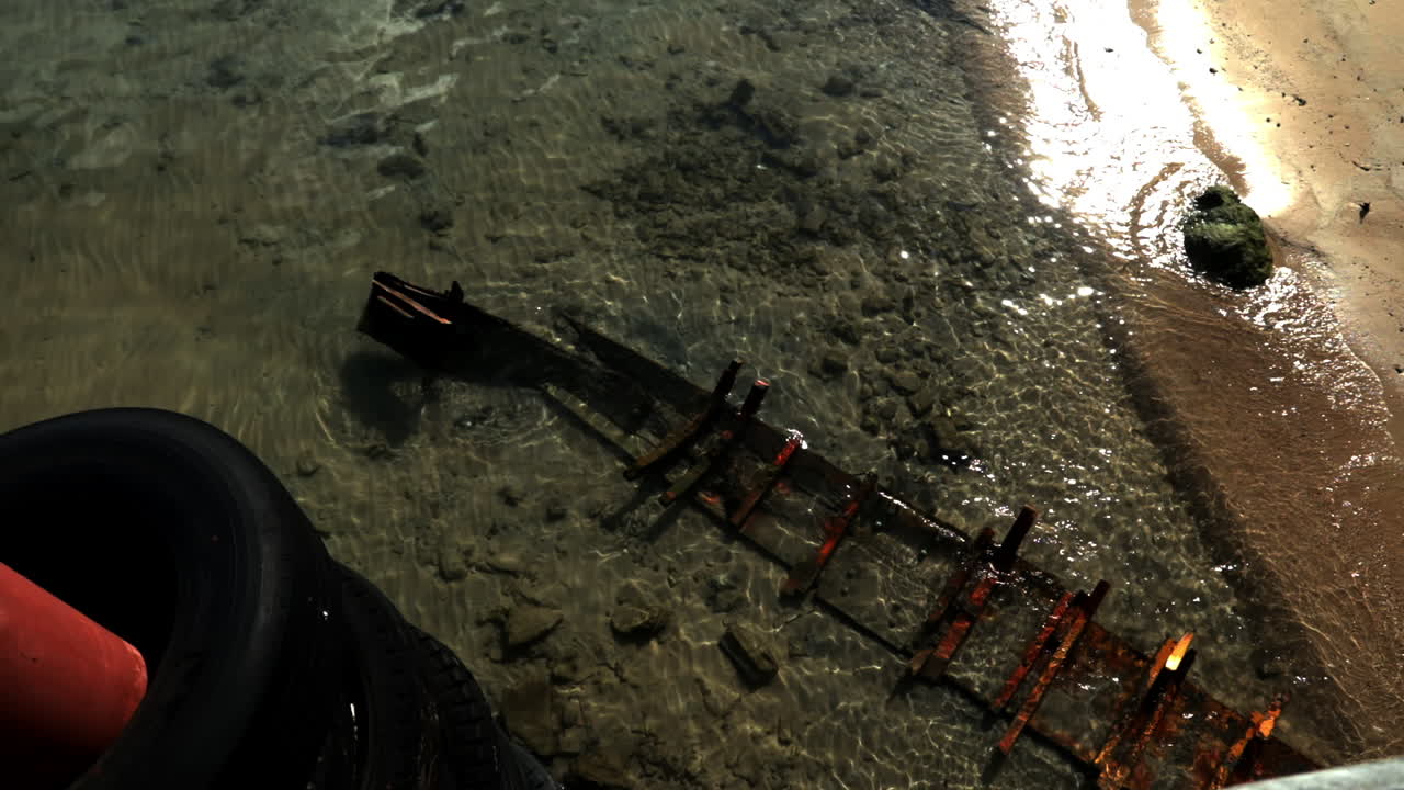 태국 항구에서 물을 바라보며