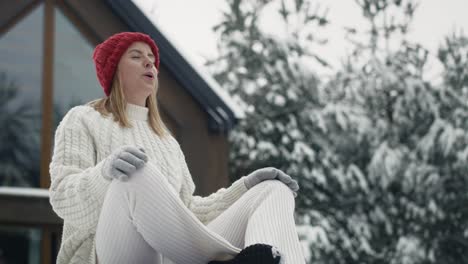 Mujer-Caucásica-Meditando-Al-Aire-Libre-En-Invierno.